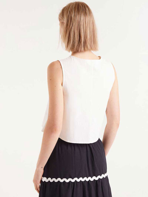 Compania Fantastica White Buttoned Sleeveless Top